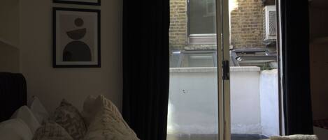 Escritorio, tabla de planchar con plancha, cuna de viaje y wifi gratis