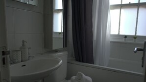 Un baño con lavabo, inodoro y bañera.
