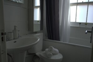 Hair dryer, towels - BnBNook - Cosy 2BR by Red Lion Square (Greater London)