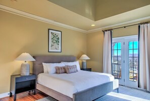 Iron/ironing board, travel cot, WiFi, bed sheets - Hot Tub, Deck w/ Breathtaking Mountain Views (Swannanoa)