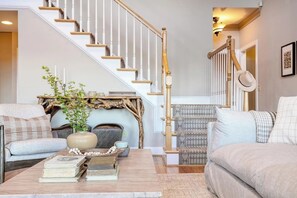 TV - Hot Tub, Deck w/ Breathtaking Mountain Views (Swannanoa)