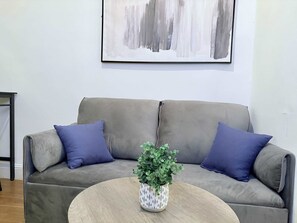 TV - Cozy 2BR in Hell’s Kitchen Walk to Times Square (New York)