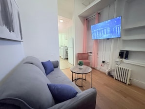 Living area - Tranquil 2-bedroom apartment with AC in vibrant New York (New York)