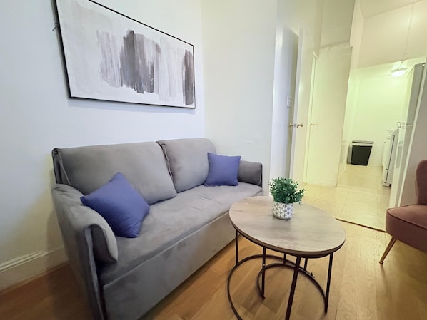 Living area - Tranquil 2-bedroom apartment with AC in vibrant New York (New York)