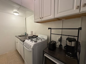 Private kitchen - Tranquil 2-bedroom apartment with AC in vibrant New York (New York)