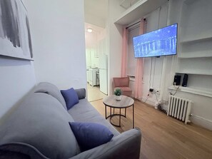 TV - Cozy 2BR in Hell’s Kitchen Walk to Times Square (New York)