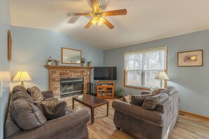 Smart TV, fireplace, DVD player - Goshorn Lake #1! Beach Access - Shared Pool - 1 min from Dune Rides (Saugatuck)