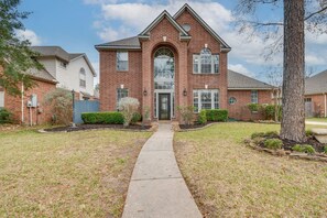 Exterior - Spacious, Peaceful 4BR Tomball Getaway + Private Pool (Tomball)