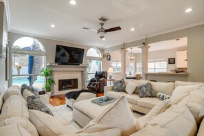 Living area - Spacious, Peaceful 4BR Tomball Getaway + Private Pool (Tomball)