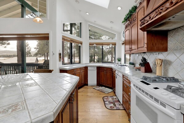 Fridge, microwave, oven, stovetop - Vivienda De Osos | Walk to the Lake | Spacious Fawnskin Retreat Chalet (Fawnskin)