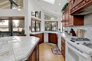 Fridge, microwave, oven, stovetop - Vivienda De Osos | Walk to the Lake | Spacious Fawnskin Retreat Chalet (Fawnskin)