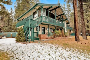 Exterior - Vivienda De Osos | Walk to the Lake | Spacious Fawnskin Retreat Chalet (Fawnskin)