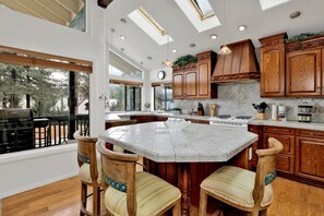 Fridge, microwave, oven, stovetop - Vivienda De Osos | Walk to the Lake | Spacious Fawnskin Retreat Chalet (Fawnskin)