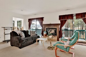 TV, fireplace, foosball - Vivienda De Osos | Walk to the Lake | Spacious Fawnskin Retreat Chalet (Fawnskin)