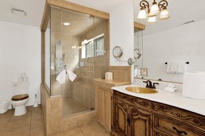 Shower, jetted bath, hair dryer, towels - Vivienda De Osos | Walk to the Lake | Spacious Fawnskin Retreat Chalet (Fawnskin)