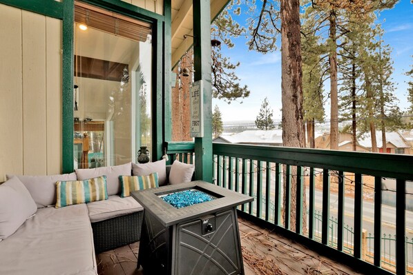 Property grounds - Vivienda De Osos | Walk to the Lake | Spacious Fawnskin Retreat Chalet (Fawnskin)