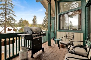 Property grounds - Vivienda De Osos | Walk to the Lake | Spacious Fawnskin Retreat Chalet (Fawnskin)