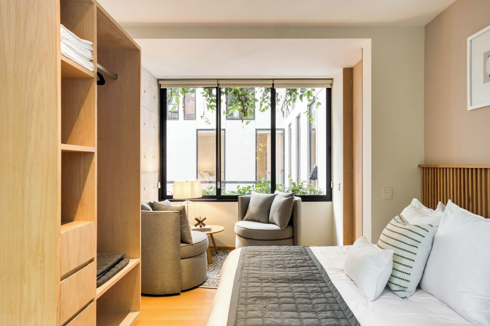 Tabla de planchar con plancha, cuna de viaje, wifi y ropa de cama 