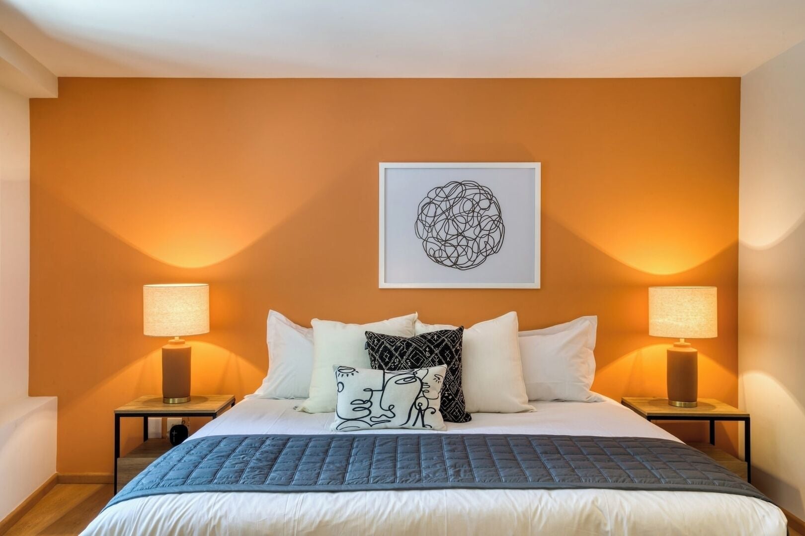 Fer et planche à repasser, lit parapluie, Wi-Fi, draps fournis