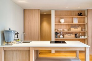 Kühlschrank, Mikrowelle, Ofen, Herdplatte