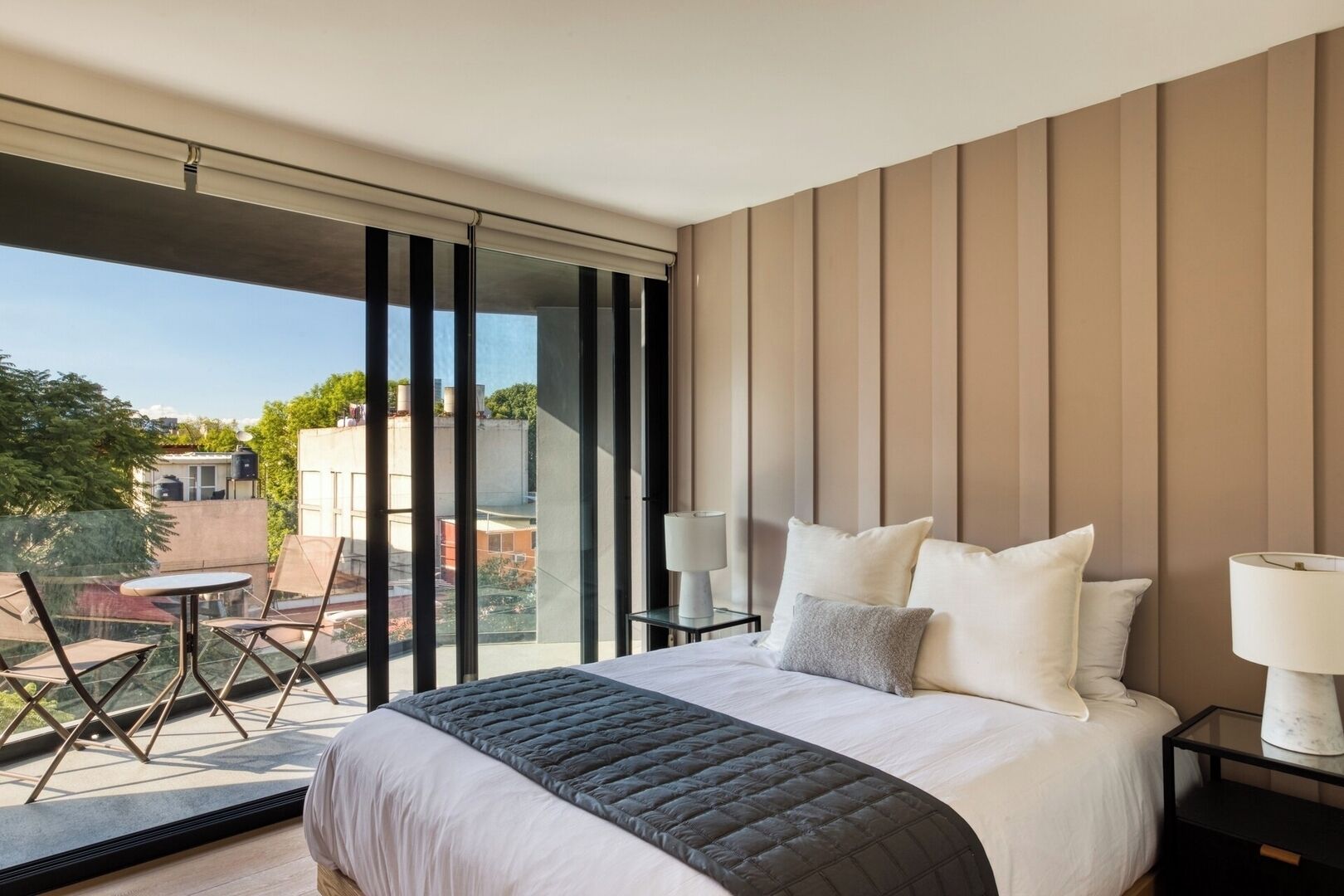 Strykjärn/strykbräda, wi-fi och sängkläder