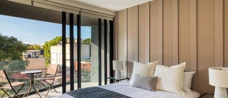 Een strijkplank/strijkijzer, wifi, beddengoed