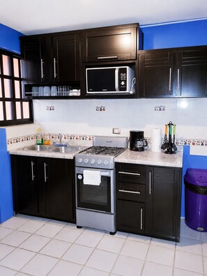 Wasserkocher mit Kaffee-/Teezubehör, Kühlschrank, Mikrowelle, Ofen