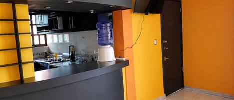 Cafetera y tetera, refrigerador, microondas y horno