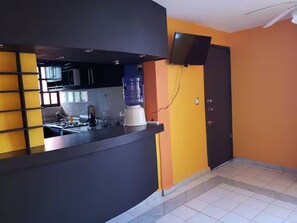 Réfrigérateur, micro-ondes, four, plaque de cuisson
