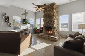 Smart TV, books - Charming Lakefront House Near Shorty Pants at 21mm (Osage Beach)