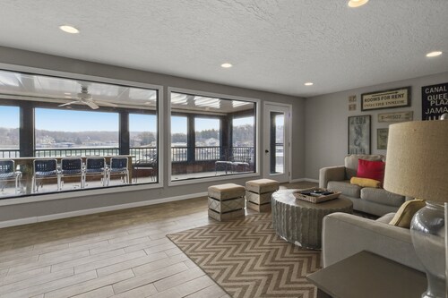 Lakefront Home w/ Decks & Docks at Shorty Pants Bar 21mm