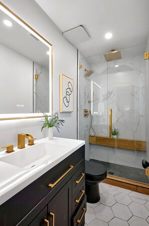 Een douche, een haardroger, handdoeken, shampoo