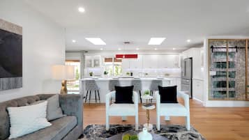 Smart-TV, peis og bøker