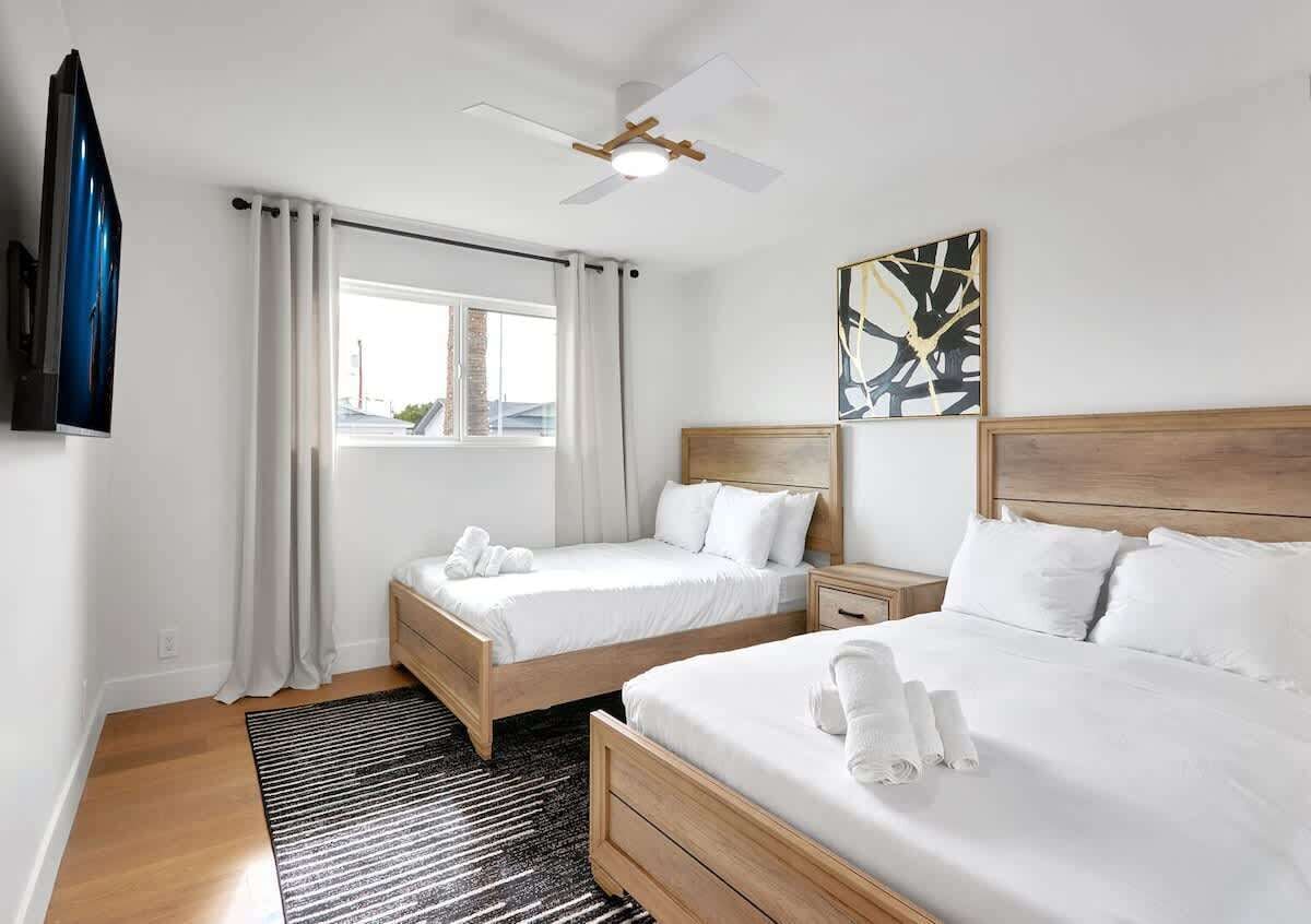 3 Schlafzimmer, Schreibtisch, Bügeleisen/Bügelbrett, Reisekinderbett