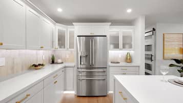 Kjøleskap, mikrobølgeovn, ovn og kokeplater