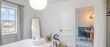 Escritorio, tabla de planchar con plancha, cuna de viaje y wifi gratis