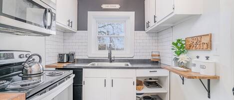 Microondas, horno, parrilla de estufa y cafetera y tetera