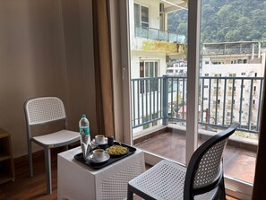 Interior - hotel abline the oaks private room with balcony mountain view in rishikesh (Rishikesh)