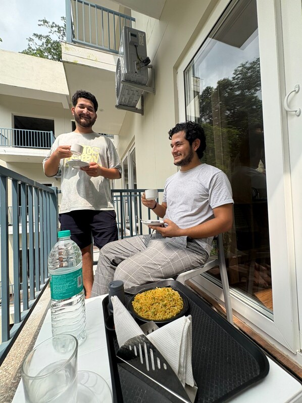 Outdoor dining - hotel abline the oaks private room with balcony mountain view in rishikesh (Rishikesh)