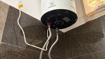 Douche, serviettes fournies, savon, papier toilette