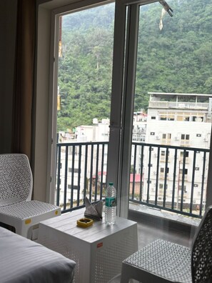Interior - hotel abline the oaks private room with balcony mountain view in rishikesh (Rishikesh)