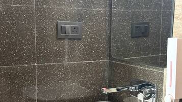 Suihku, pyyhkeet, saippua, vessapaperi