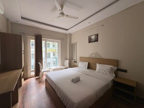 2 bedrooms, iron/ironing board, WiFi, bed sheets - hotel abline the oaks private room with balcony mountain view in rishikesh (Rishikesh)