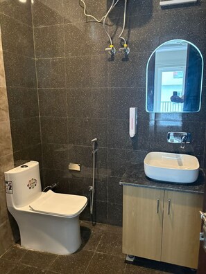 Douche, serviettes fournies, savon, papier toilette