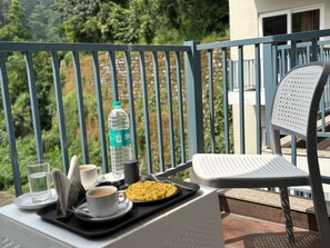 Outdoor dining - hotel abline the oaks private room with balcony mountain view in rishikesh (Rishikesh)