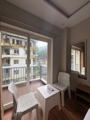 Interior - hotel abline the oaks private room with balcony mountain view in rishikesh (Rishikesh)