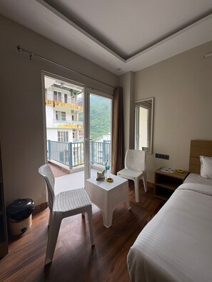 Room - hotel abline the oaks private room with balcony mountain view in rishikesh (Rishikesh)