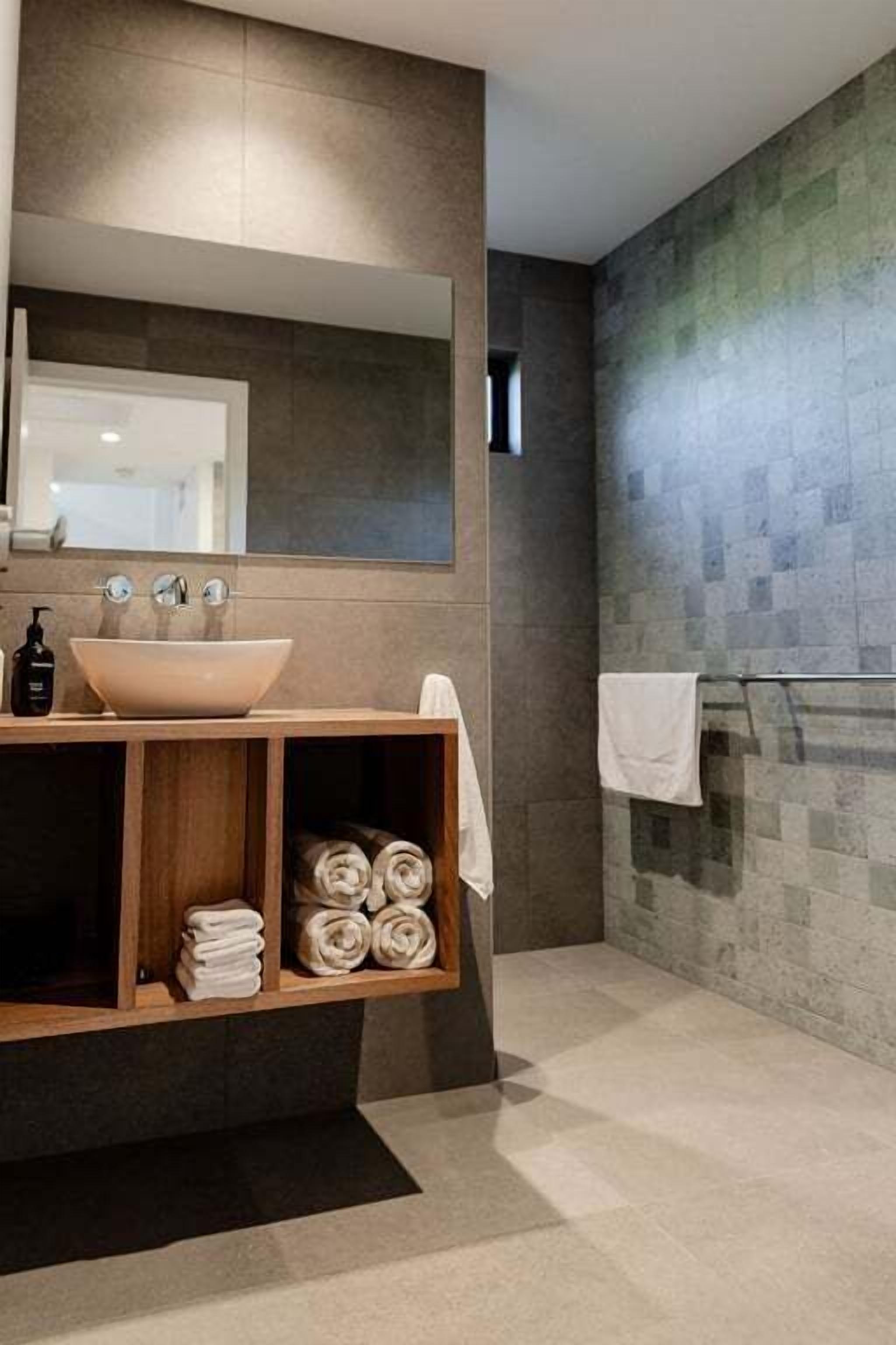 Secador de cabelo, toalhas de banho, shampoo, papel higiênico