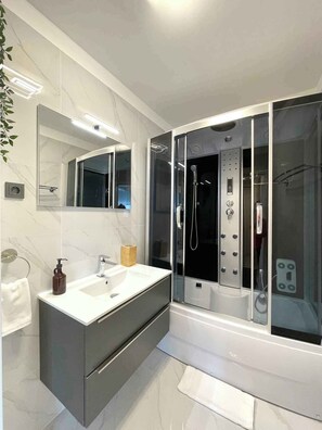 Bathroom - Holiday apartment near the water with modern facilities (Siófok)