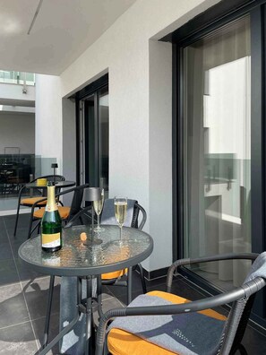 Outdoor dining - Holiday apartment near the water with modern facilities (Siófok)